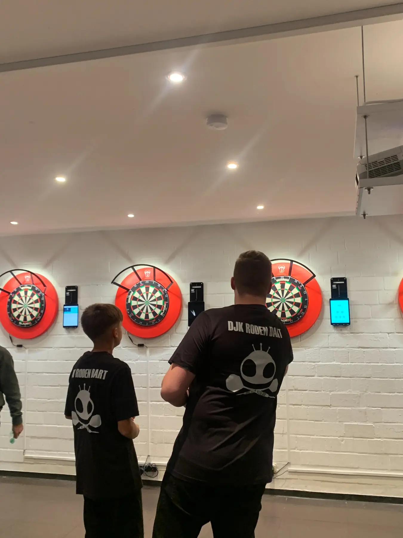 Jugendspieler und Erwachsene beim Training