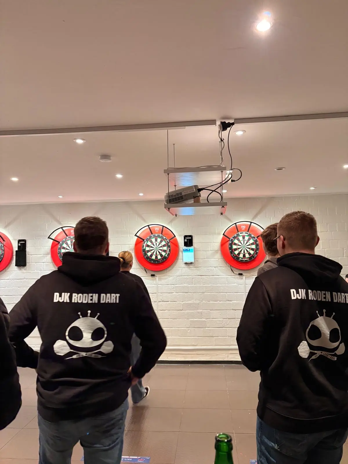 Spieler der DJK Roden Dart im Vereinsheim